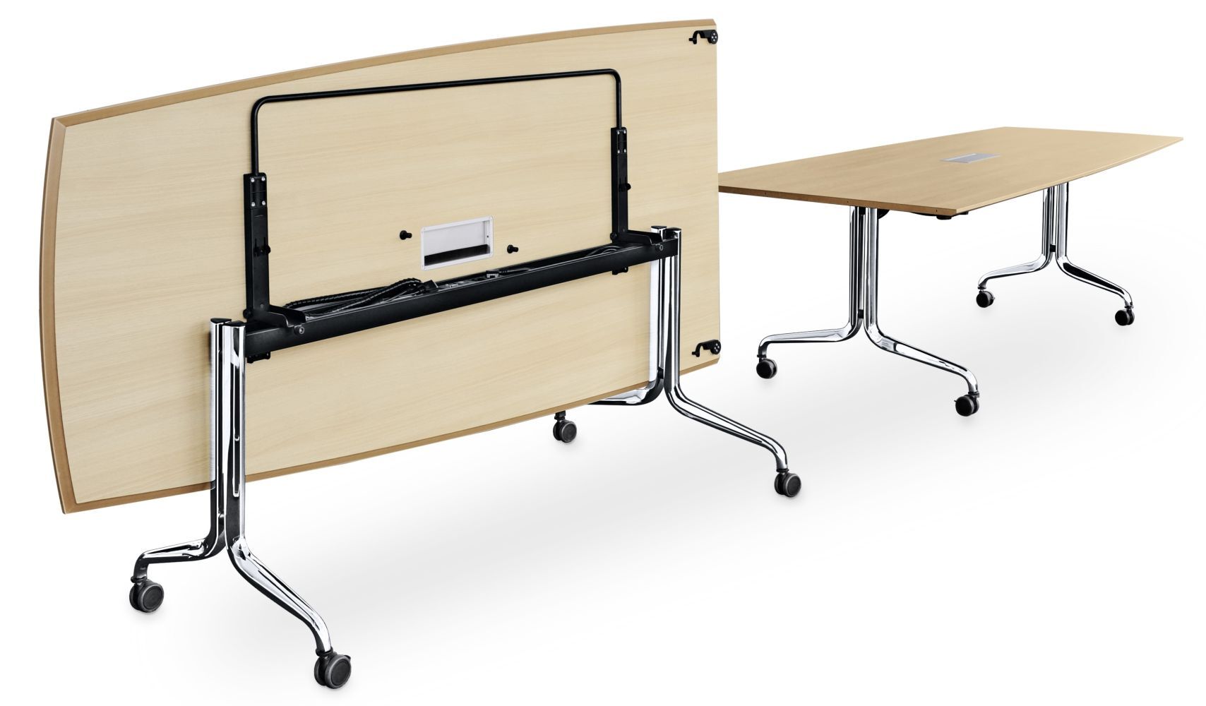 Zwei höhenverstellbare Konferenztische auf Rädern, einer zusammengeklappt, in hellem Holz und Chromdetails.