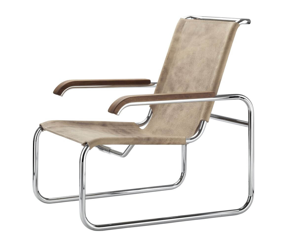 Eleganter Bürostuhl mit hellem Ledersitz und gebogenem Chromrahmen für ergonomisches Sitzen.