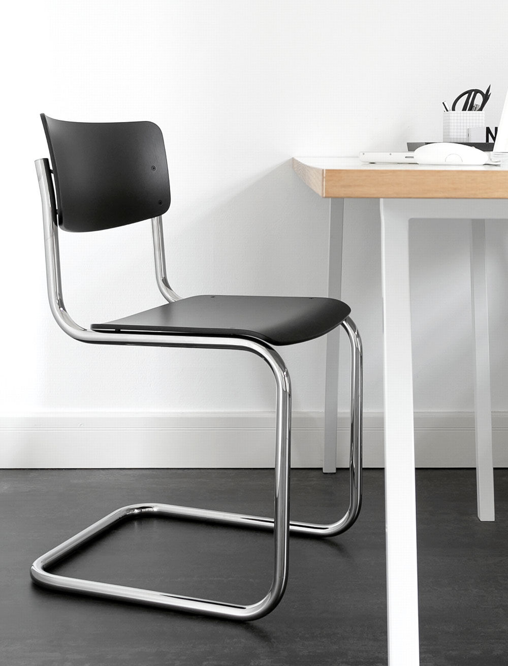 Thonet S 43 Freischwinger in Formholz schwarz gebeizt Express-Modell