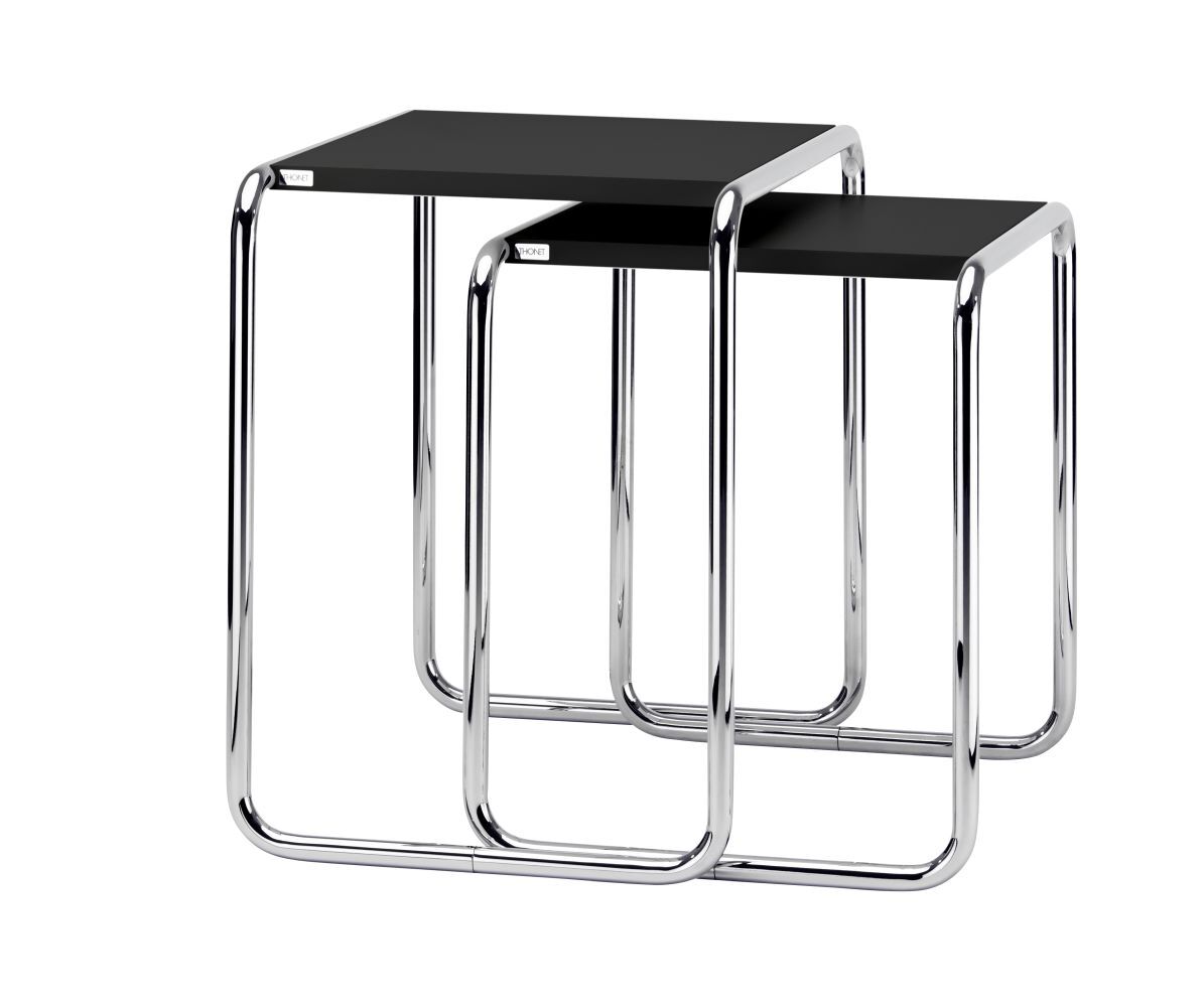 Zwei ineinandergreifende Beistelltische mit schwarzer Oberfläche und verchromten Stahlrohrgestellen in minimalistischer Bauhaus-Optik.