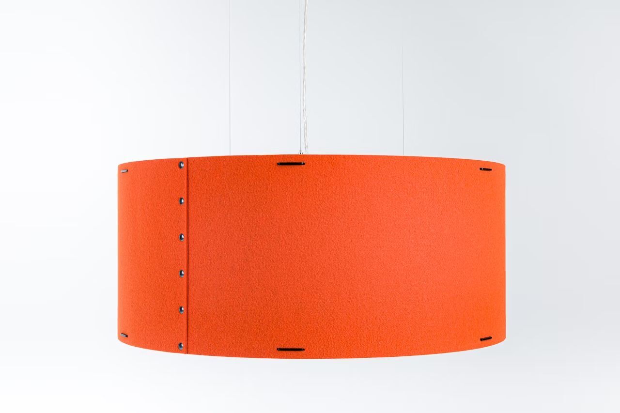 Orangefarbene, zylindrische Hängelampe aus Filzmaterial, schlichtes Design mit sichtbaren Nähten.