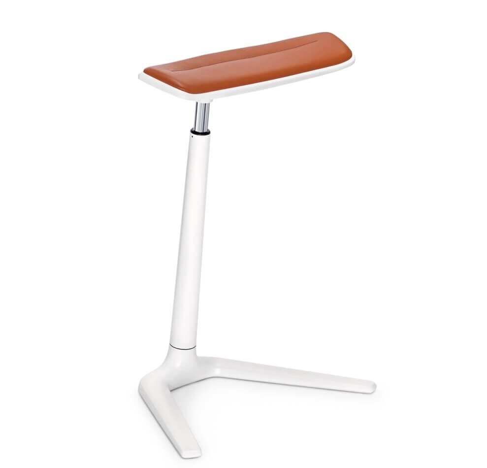 Moderner ergonomischer Stehstuhl mit weißem Gestell und brauner Sitzfläche, ideal für aktives Sitzen.