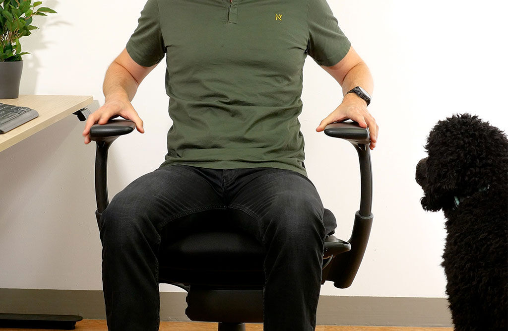 Kai testet die Armlehnen des Herman Miller Embody