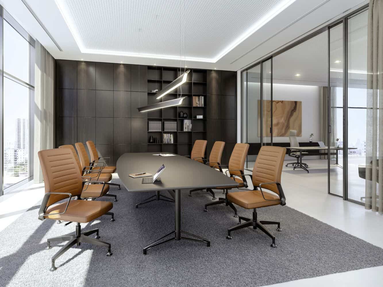 Eleganter Konferenzraum mit modernem Tisch, ergonomischen Stühlen und großen Glasfenstern für natürlichen Lichteinfall.