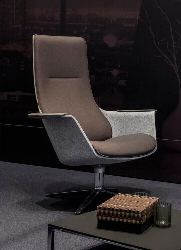 Moderner ergonomischer Bürostuhl in Grau und Braun, ideal für komfortables und dynamisches Sitzen im Büro.