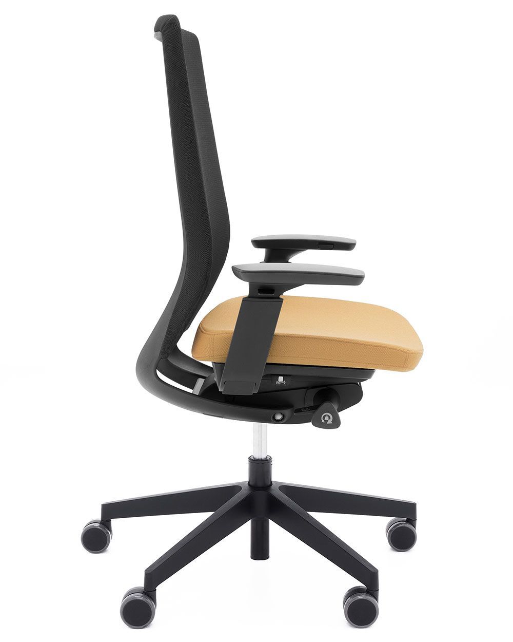 Moderner ergonomischer Bürostuhl mit verstellbaren Armlehnen, schwarzem Rahmen und beigem Sitzpolster.