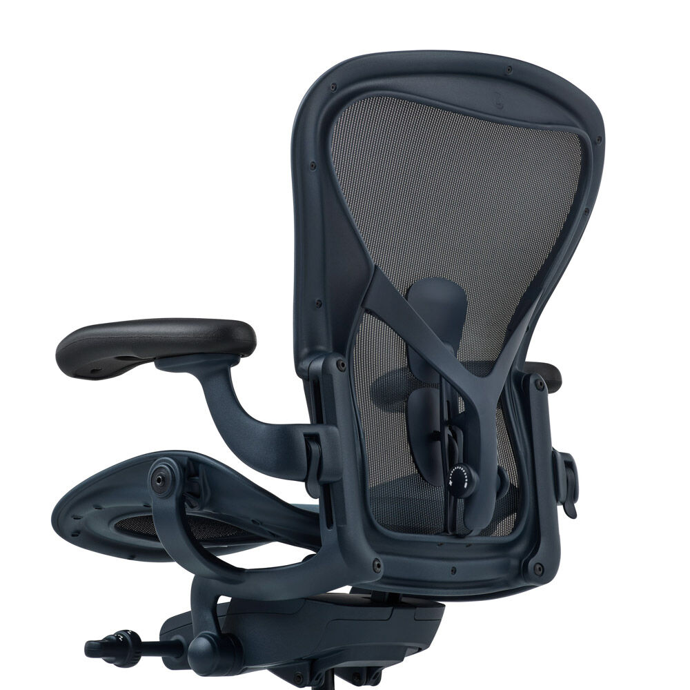 Hochwertiger ergonomischer Bürostuhl mit Netzrücken und verstellbaren Armlehnen für dynamisches Sitzen.