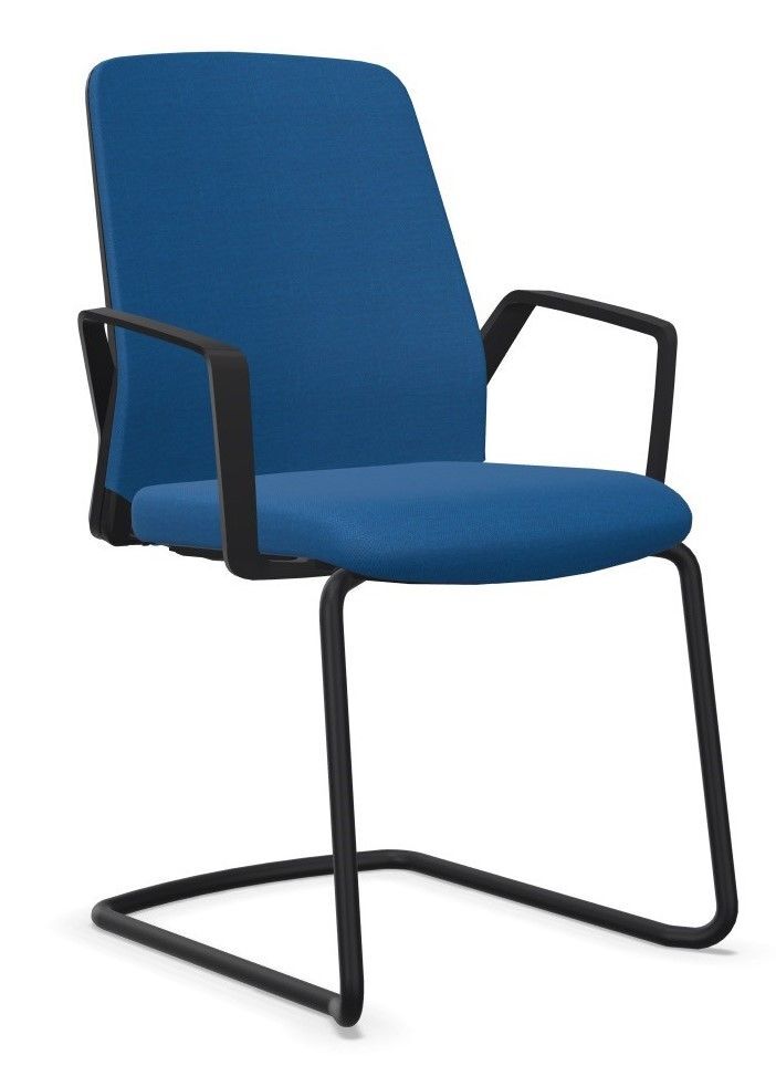 Blauer ergonomischer Bürostuhl mit schwarzem Gestell und Armlehnen, ideal für dynamisches Sitzen.