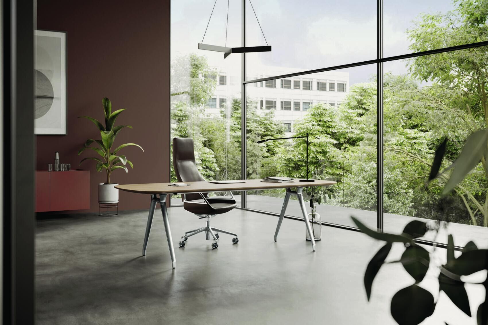 Modernes Büro mit ergonomischem Stuhl, großem Glasschreibtisch und Blick auf grüne Bäume durch Fenster.