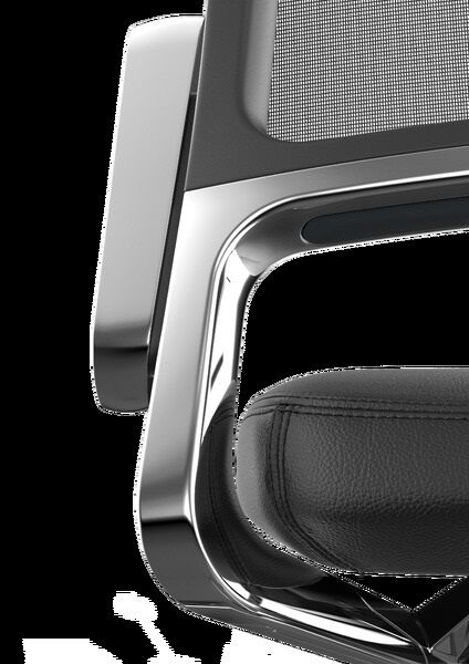 Nahaufnahme eines stilvollen, ergonomischen Bürostuhl-Designs mit verchromter Armlehne und gepolstertem Sitz.