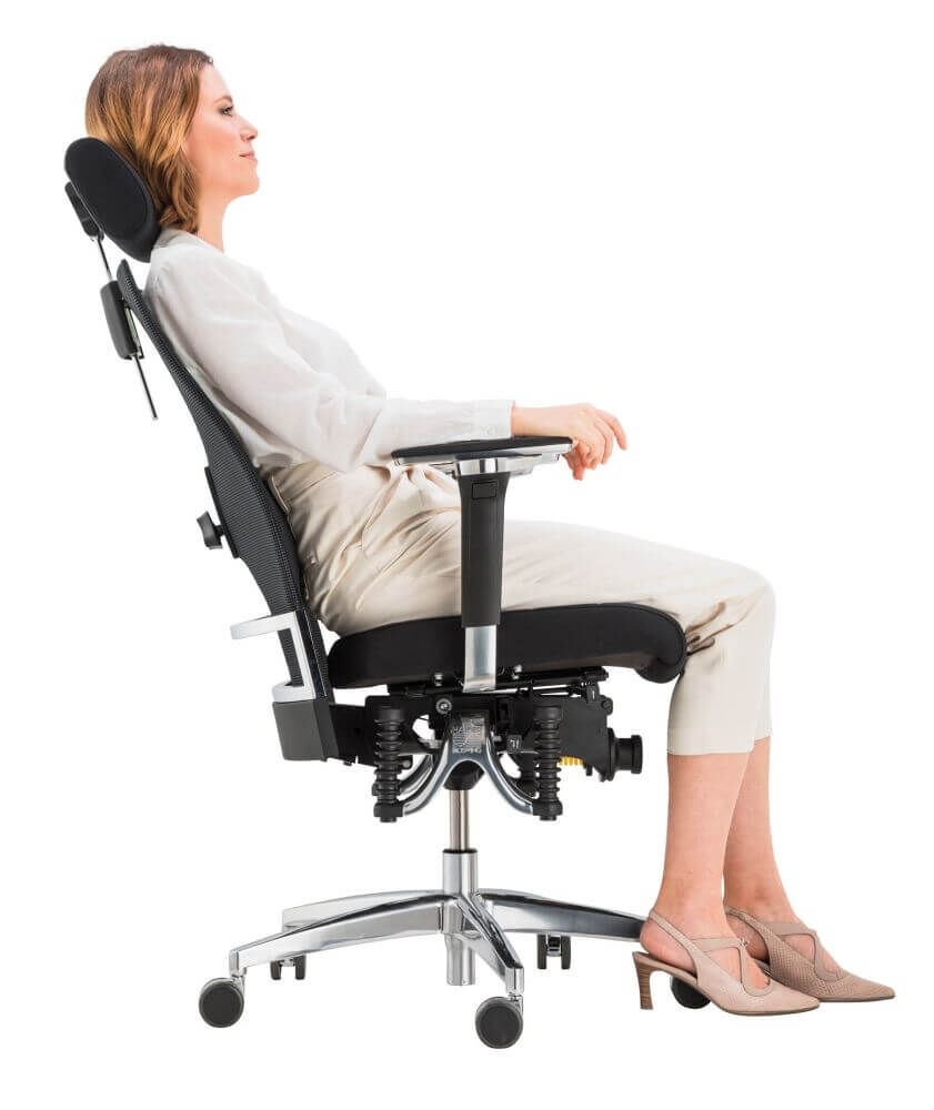 Frau zeigt bequemes Sitzen auf einem ergonomischen Bürostuhl mit verstellbarer Kopfstütze und Armlehnen.