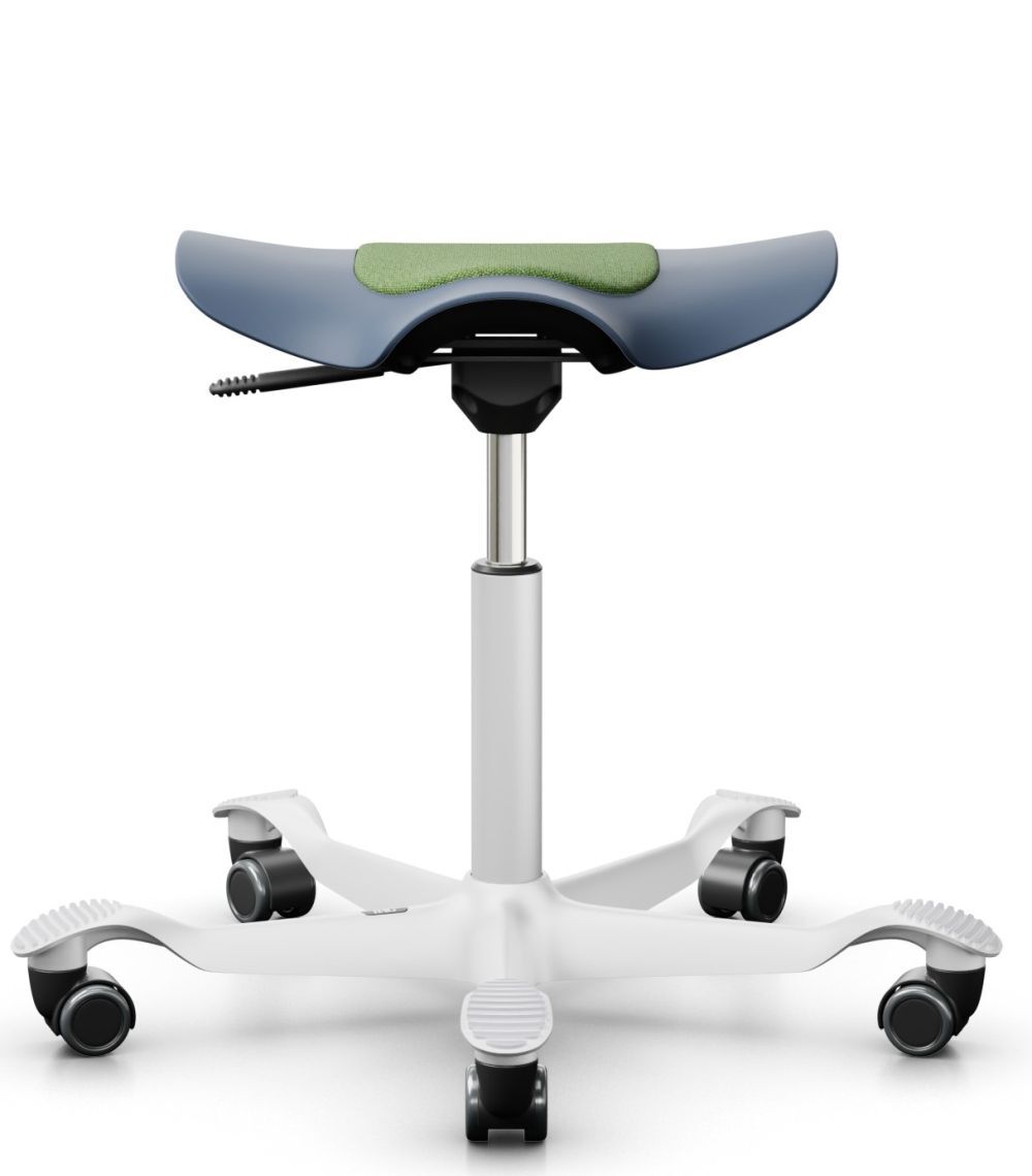 Ergonomischer Sattelhocker in Blau mit grüner Polsterung, ideal für dynamisches Sitzen im Büro.