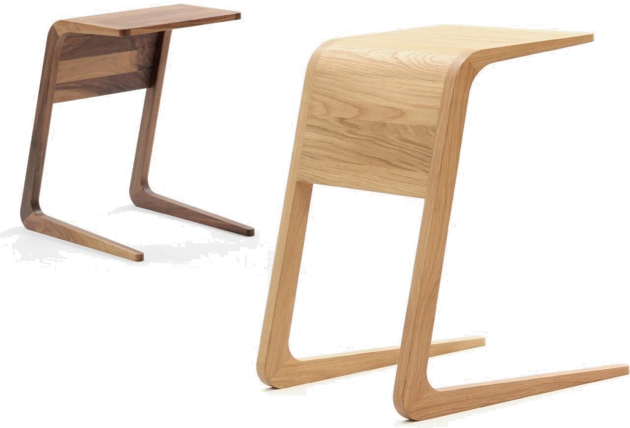 Zwei elegante Beistelltische aus Holz in Eichen- und Walnusston, ideal für modernes, ergonomisches Bürodesign.