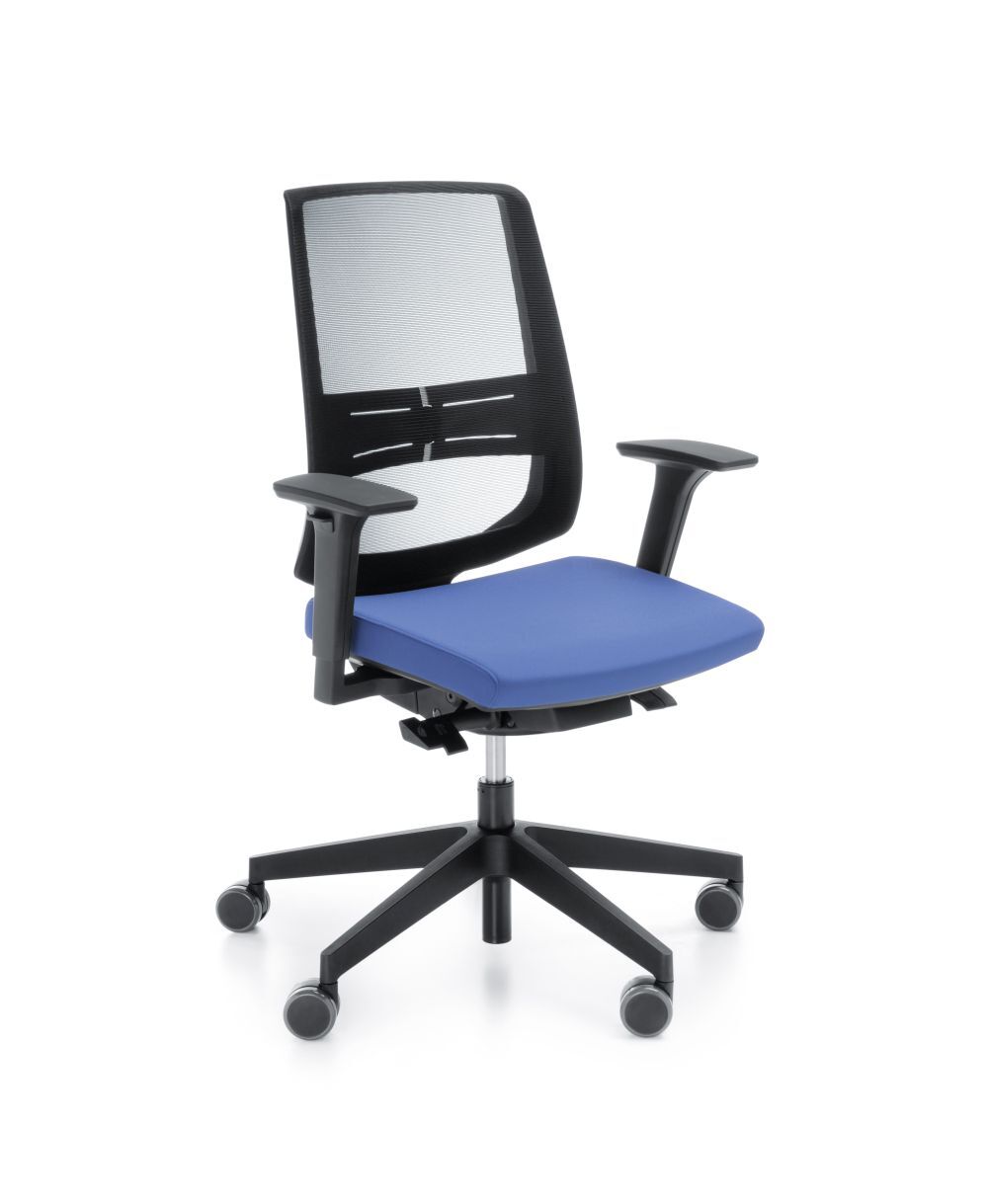 Stylischer ergonomischer Bürostuhl mit blauem Sitzpolster und schwarzer Netzrückenlehne, verstellbaren Armlehnen und Rollen.